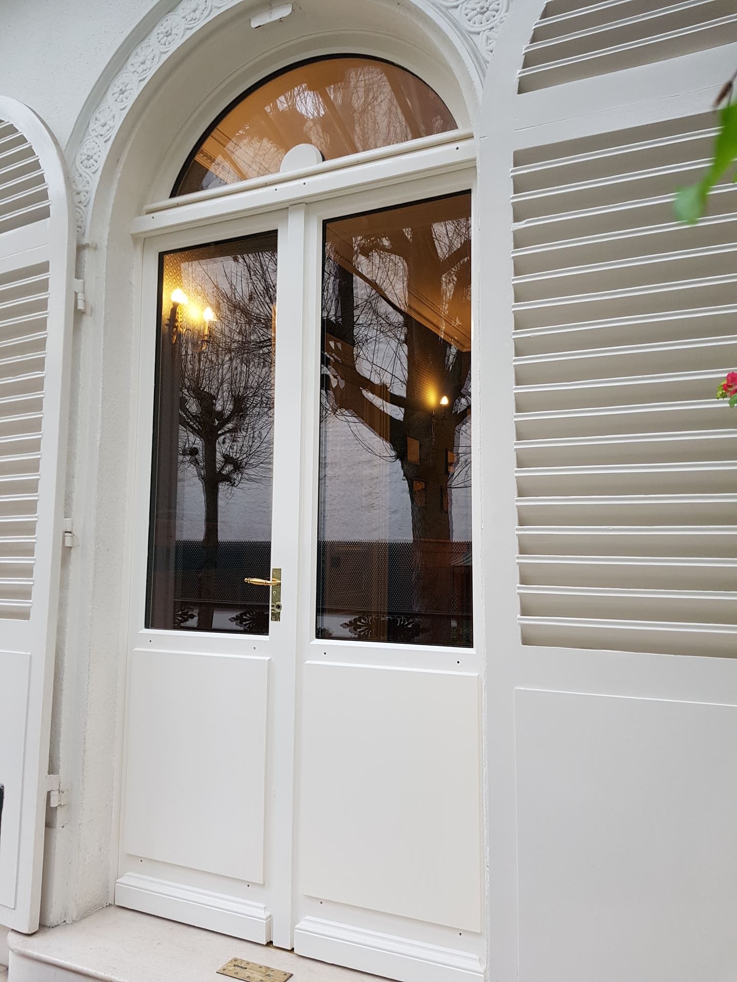 Porte fênetre en bois blanc avec volets persiennes