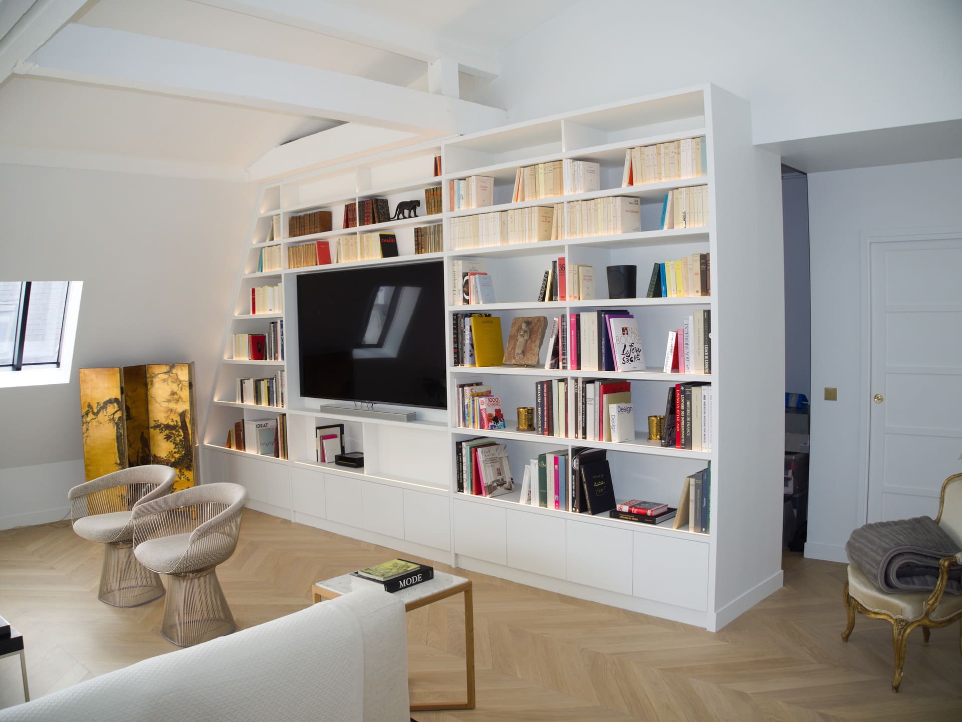 Bibliothèque murale en bois blanc